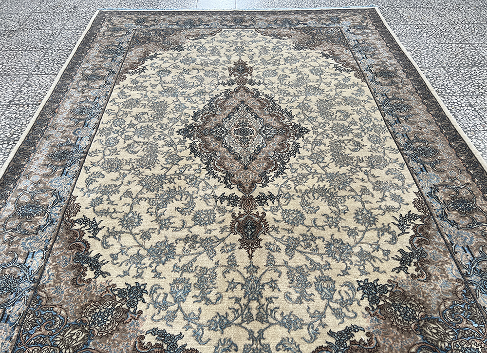 فرش پشمی کد : W0039CSH-B ( زمینه کرم ، حاشیه شکلاتی ) ، آبی هارمونیک