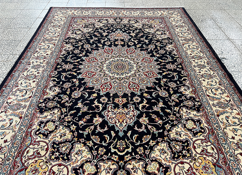 فرش پشمی کد : W1001-SC ، زمینه سورمه ای ، حاشیه کرم